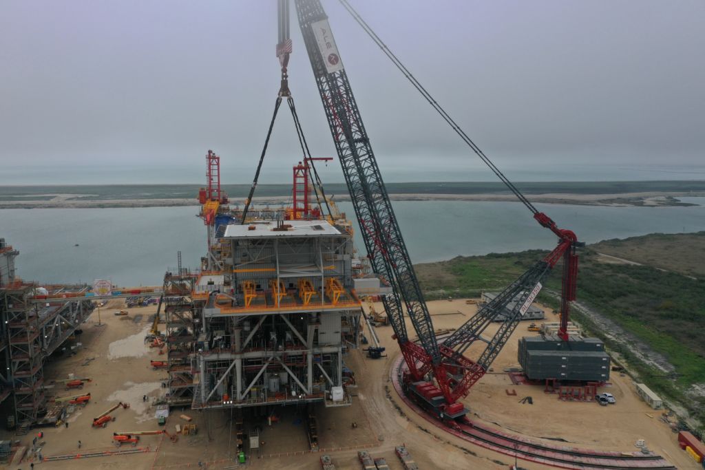 ALE COMPLETES 7,000 USTON LIFTS WITH WORLD’S LARGEST CAPACITY CRANE